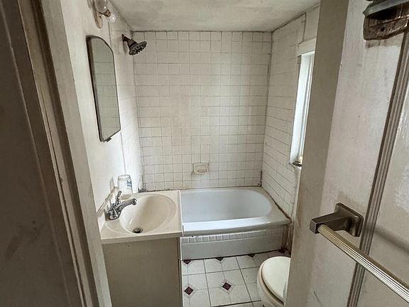 5th image of 3847 Leeds Manor Rd