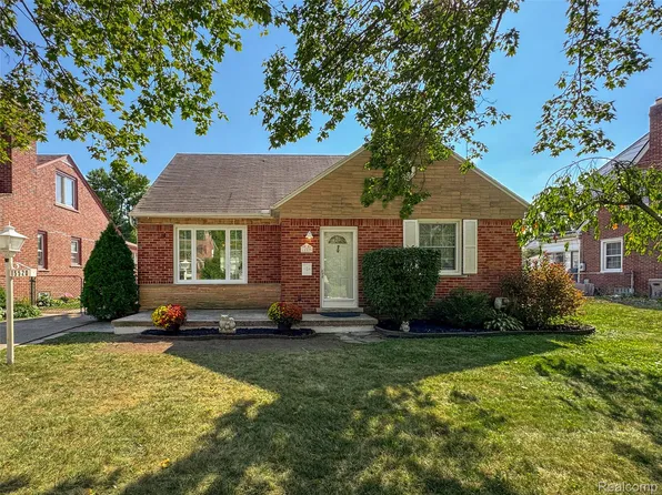 15520 Deerfield Ave, Eastpointe, MI 48021