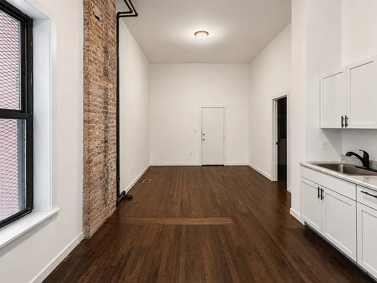 8714 S Commercial Ave — Photo 4