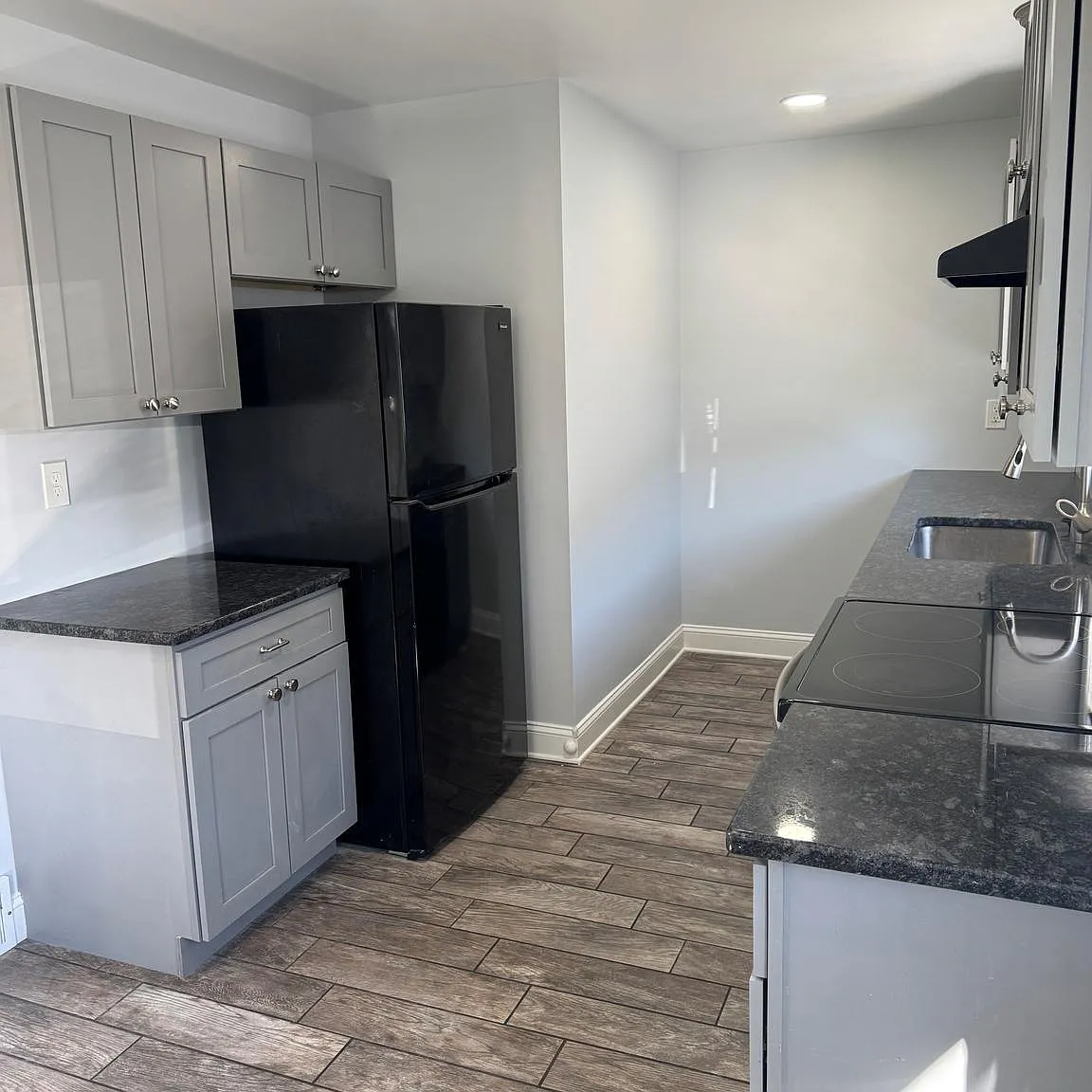 3 bed, 1.0 bath, 936 sqft, $2,400 — Photo 3