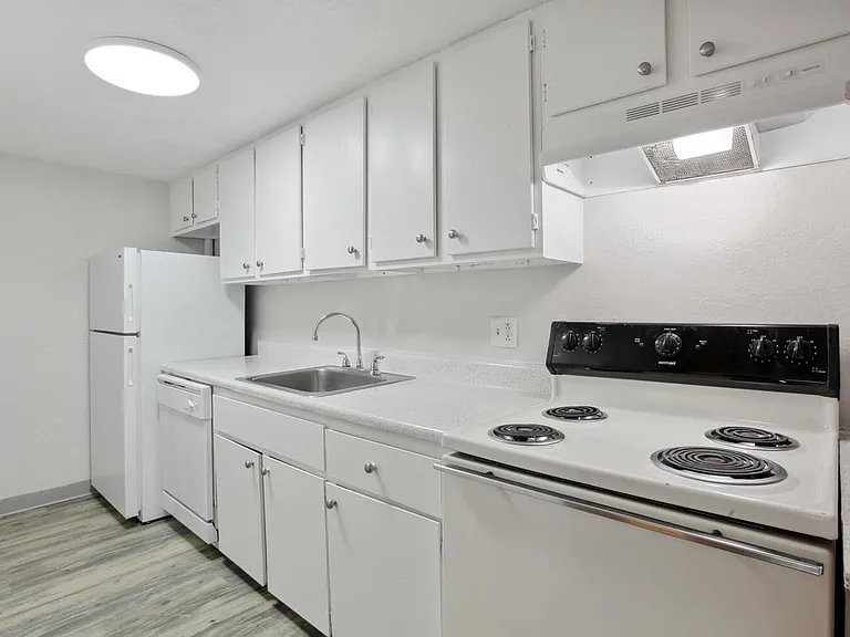 Lakeridge Terrace Apartments — Photo 1