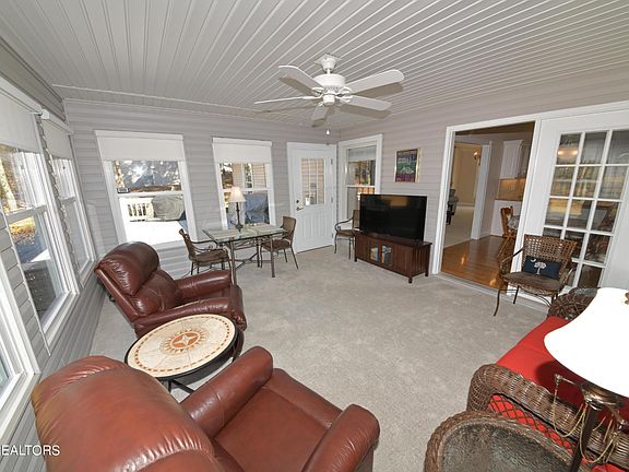 3rd image of 10-12 Greenwood Cir