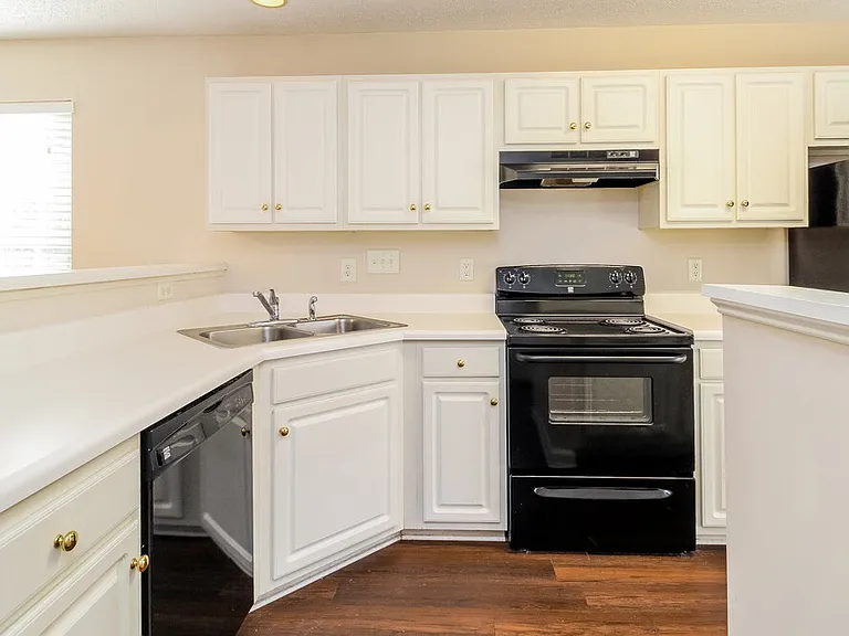 640 Piermont Ct — Photo 9