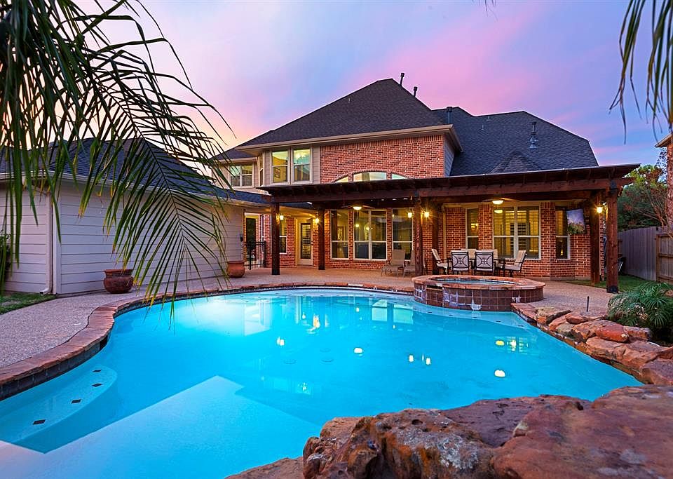 The Huge Pool and Spa makes for great entertainment with family & friends.