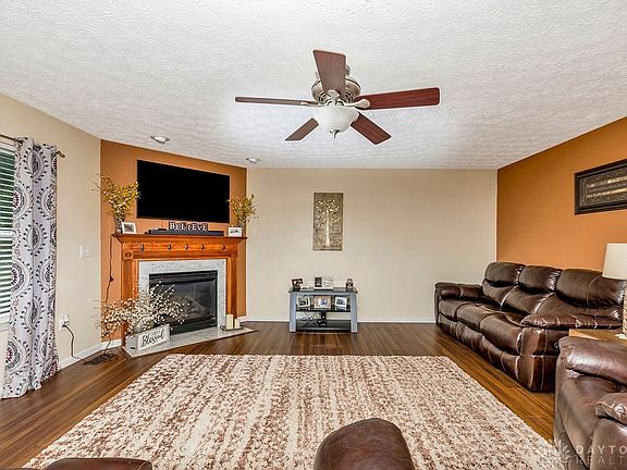 5th image of 941 Brookwood Dr