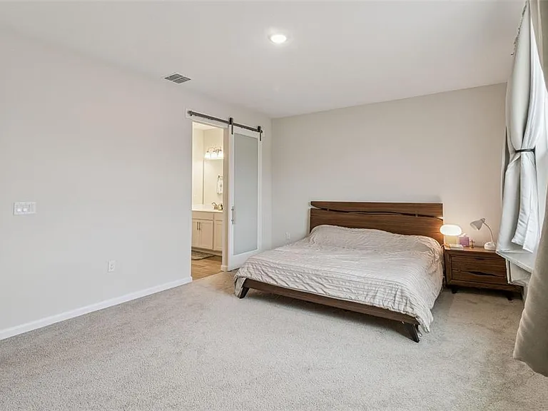 654 Heritage Square Dr — Photo 16