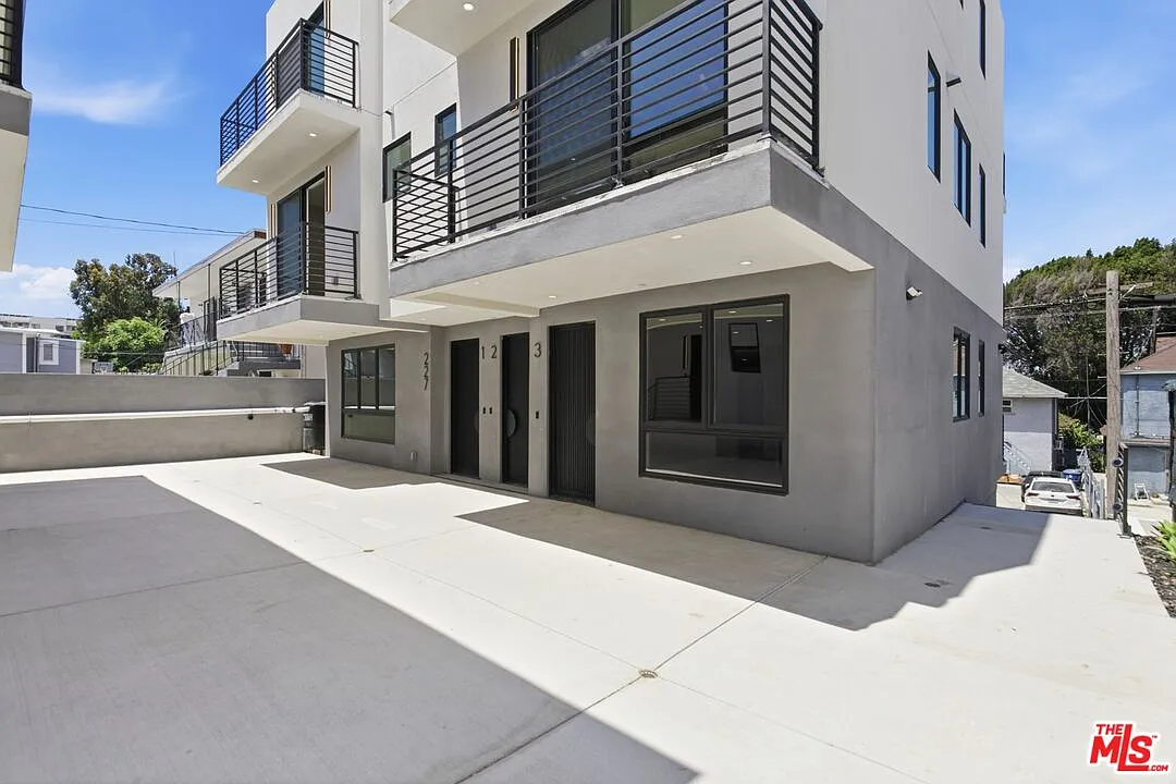 3 bed, 3.0 bath, 1200 sqft, $3,200 — Photo 1