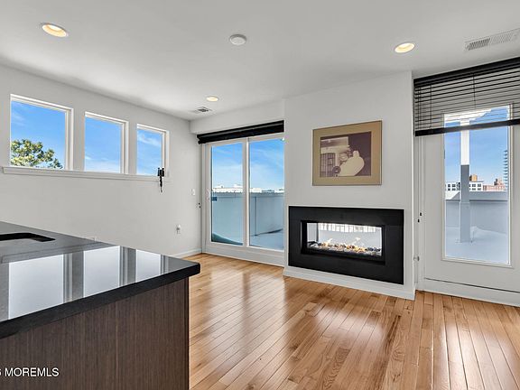 4th image of 807 Kingsley Street #1