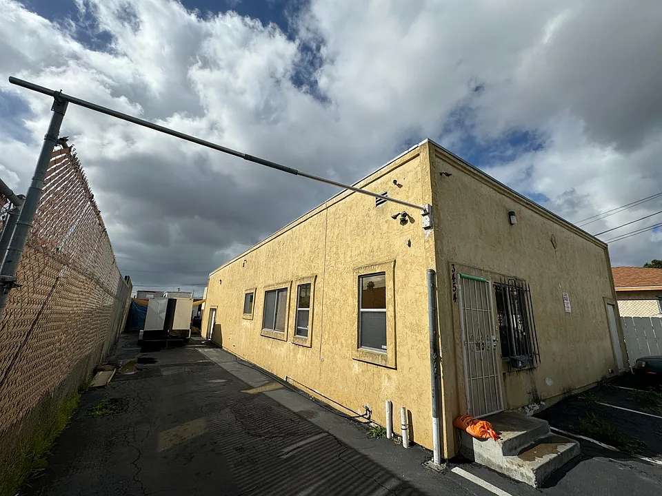 Building Photo 3