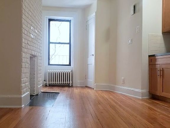 3rd image of 5 1/2 Jane St APT 5R