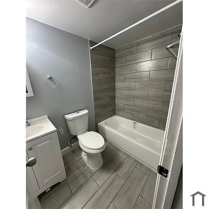 Unit Photo - 2810 5th St SE