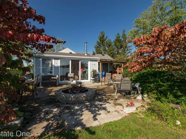 30305 Island Dr, Gibraltar, MI 48173