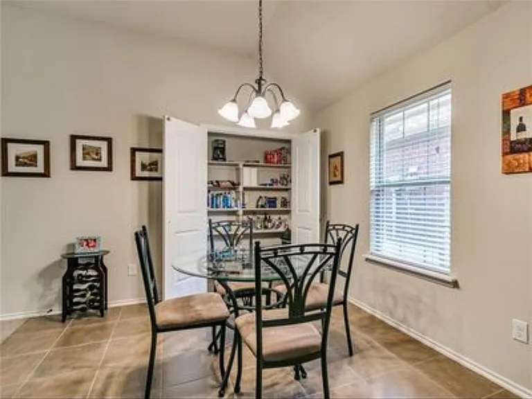 2400 Golden Ln — Photo 3