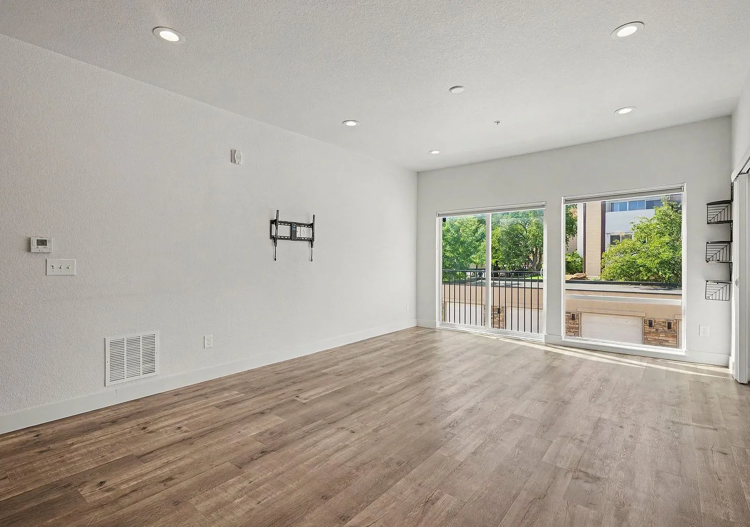 Available NOW! 2 Bedroom 2 Bath Beautiful Condo! — Photo 3