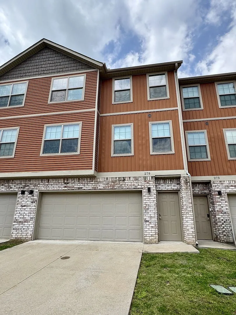 Nice 2 bedroom townhome close to I-49 — Photo 1