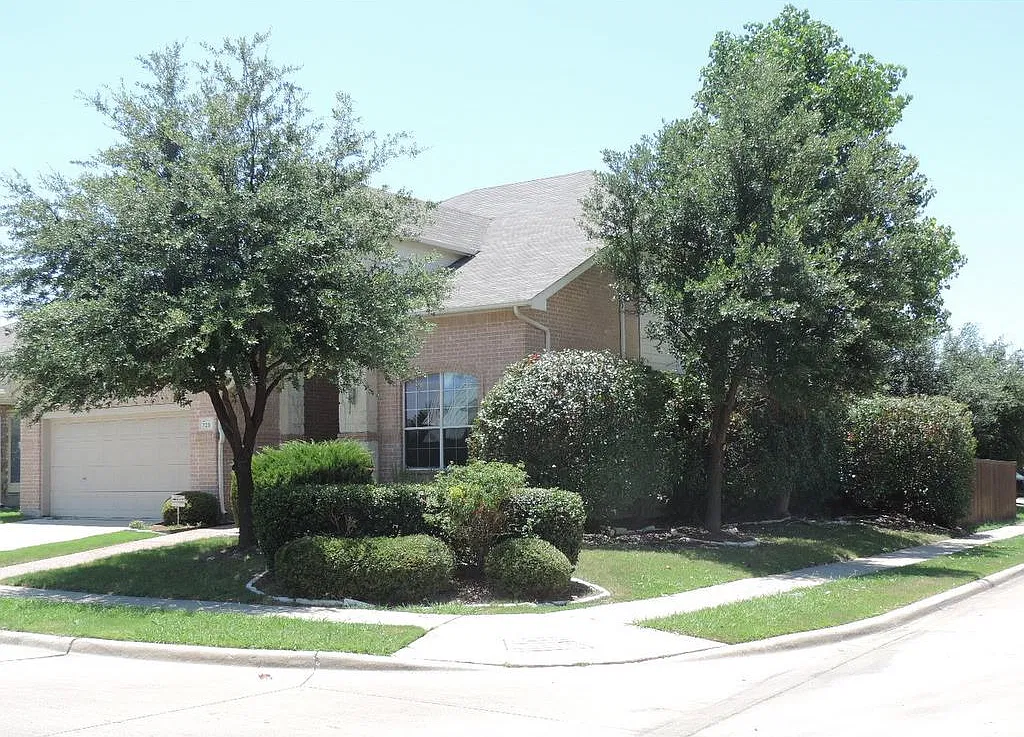 5 bed, 3.5 bath, 3033 sqft, $2,800 — Photo 2