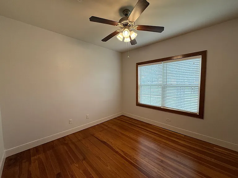 257 E Garza St — Photo 21