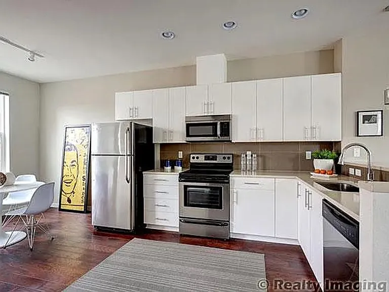 Axis PDX Apartments — Photo 3