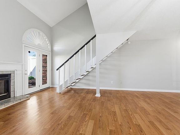 4th image of 220 Village Cir W #220