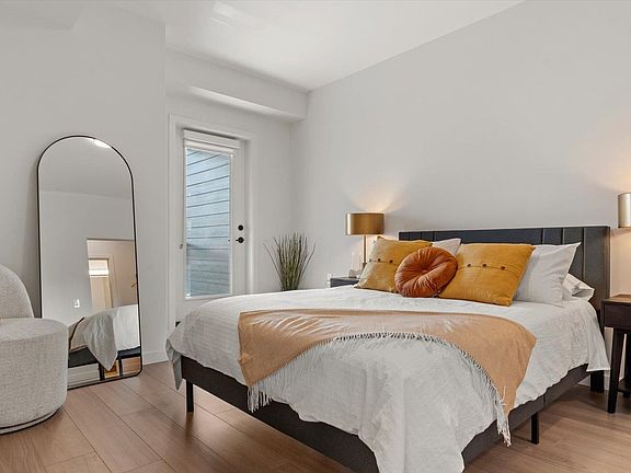 5th image of 2277 Hawthorne Ave #207