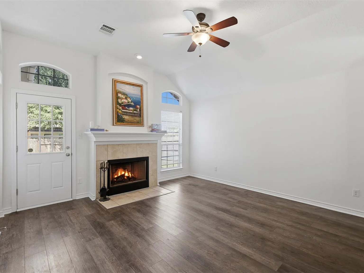 3 bed, 2.0 bath, 1379 sqft, $1,825 — Photo 3