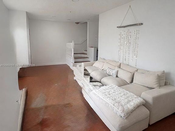 5th image of 556 NW 39th Cir