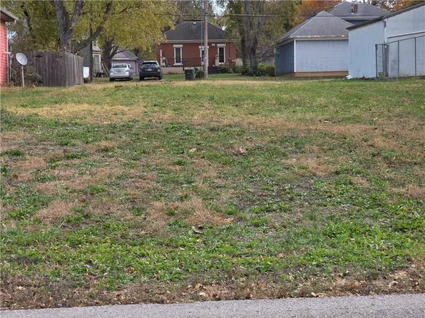 329 S Poplar St, Ottawa, KS 66067