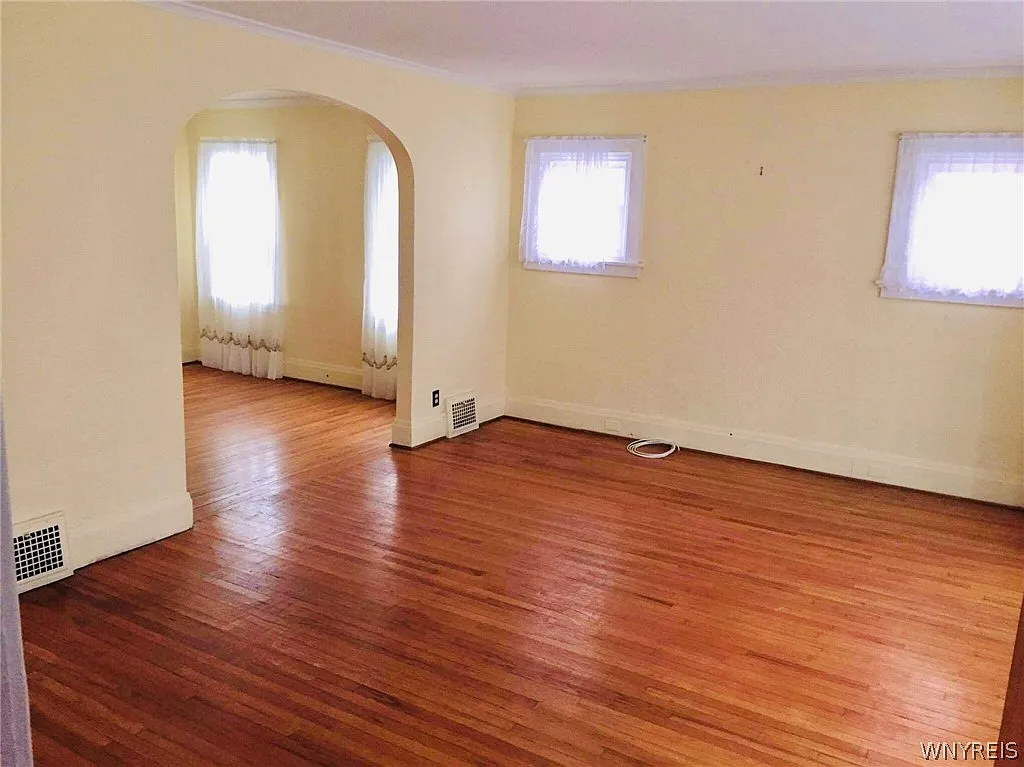2 bed, 1.0 bath, 2107 sqft, $1,450 — Photo 2