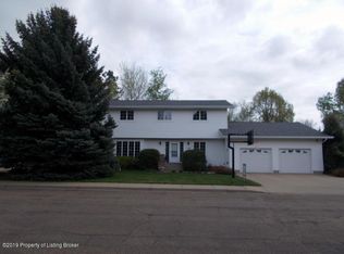 1433 11th St W, Dickinson, ND 58601