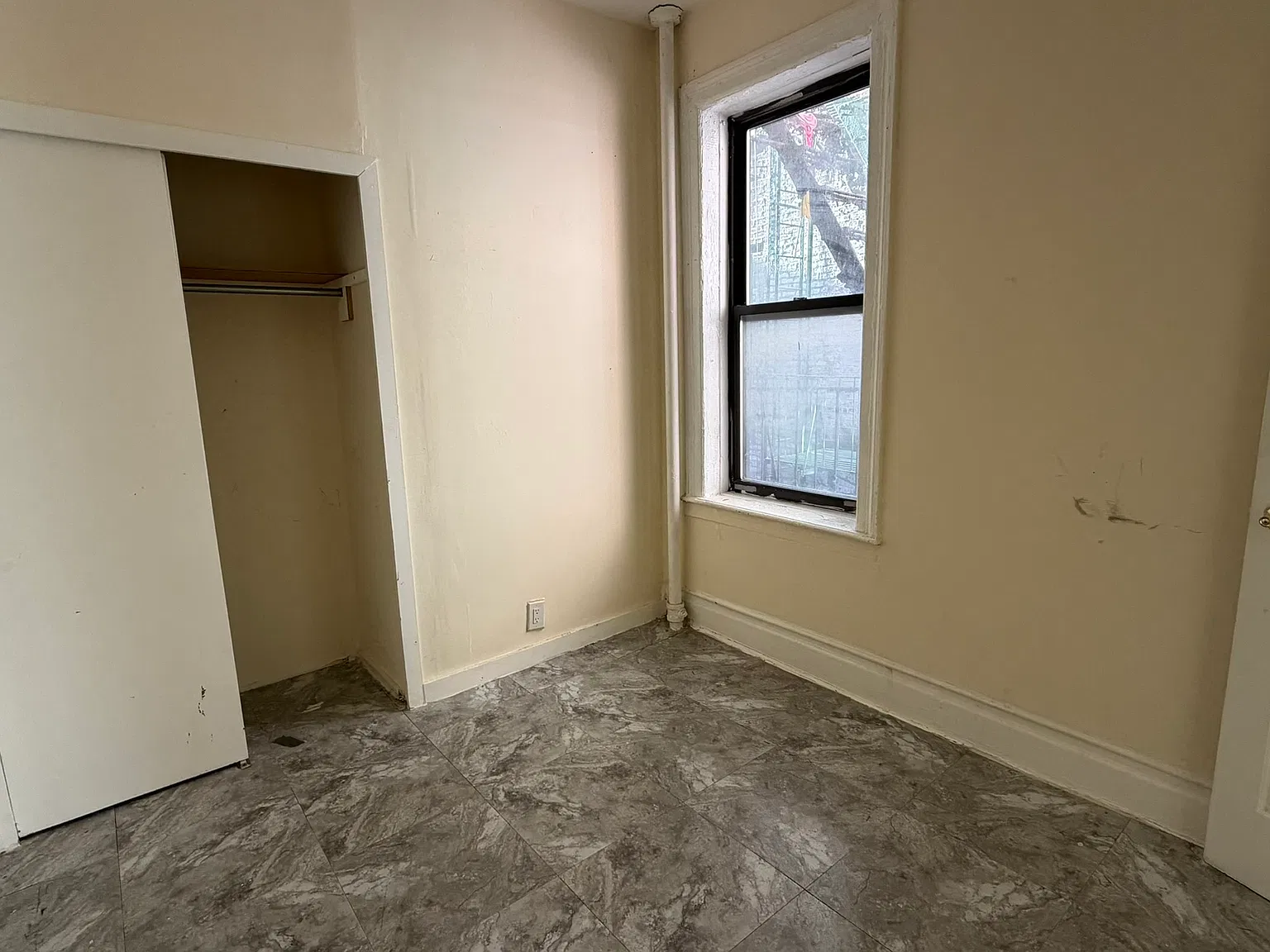 37-31 Crescent Street — Photo 2