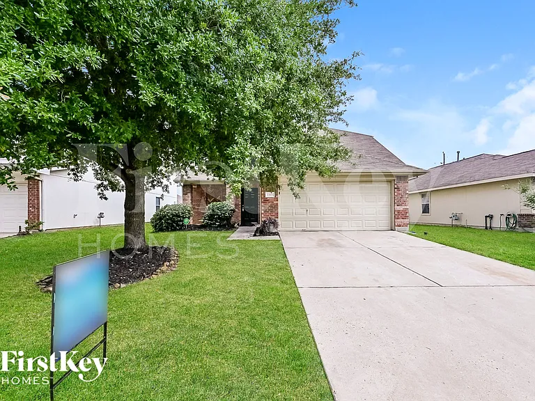 1319 Seagler Pond Ln — Photo 1
