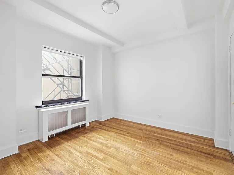 433 W 21st St #6A — Photo 3