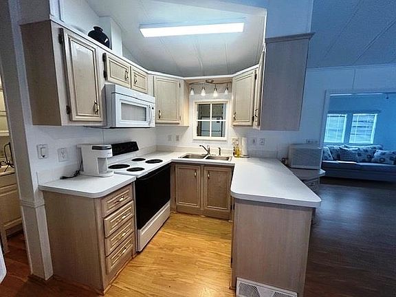 4th image of 6 Robin Ave.