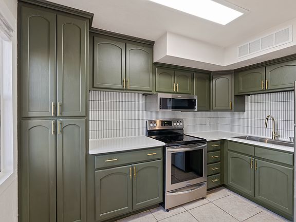 Kitchen, Stainless steel appliances and Quartz countertops
