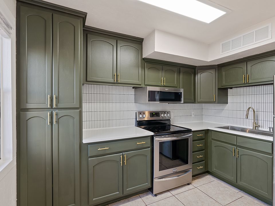 Kitchen, Stainless steel appliances and Quartz countertops