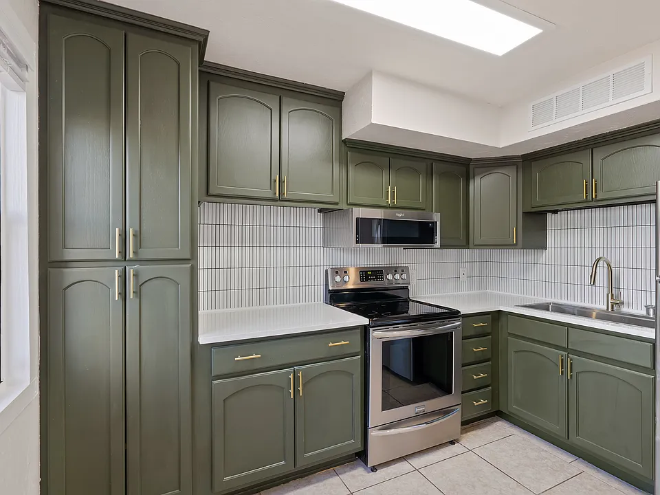 Kitchen, Stainless steel appliances and Quartz countertops