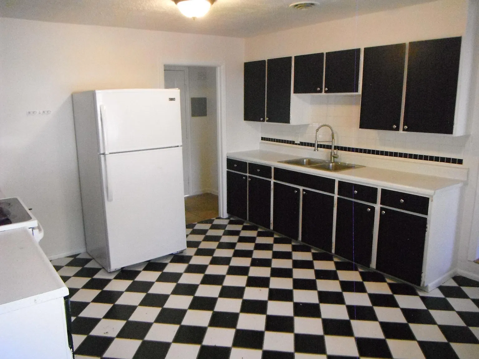 4 bed, 1192 sqft, $1,950 — Photo 2