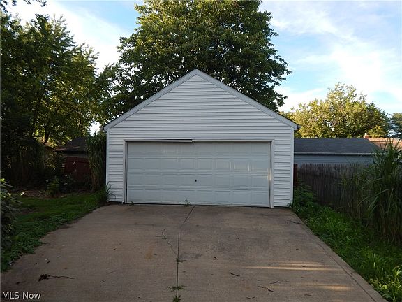 3rd image of 18204 South Dr
