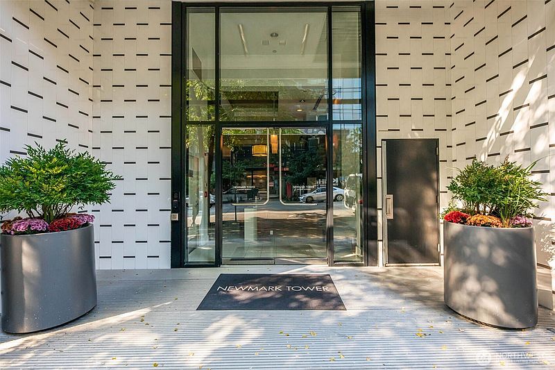 2nd image of 1415 2nd Avenue #2106