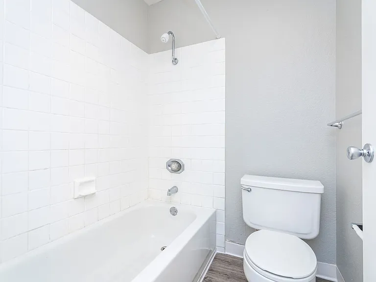 River Oaks Apartments — Photo 32