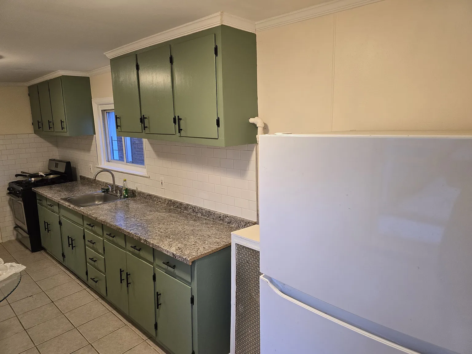 3 bed, 900 sqft, $3,800 — Photo 3