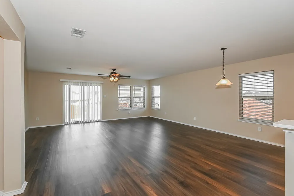 4 bed, 2.0 bath, 2123 sqft, $2,460 — Photo 3