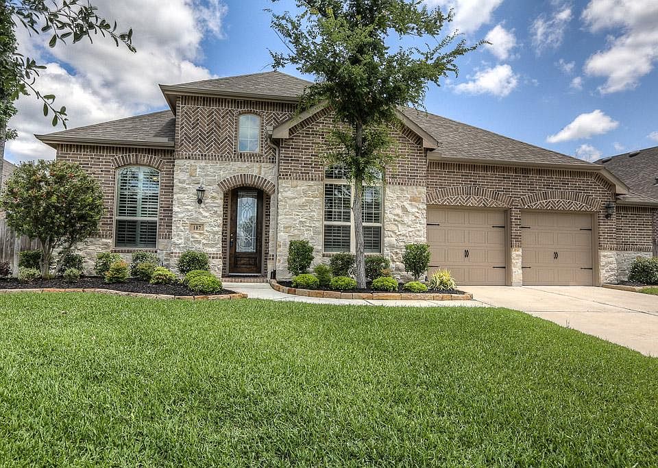 Traditional elegance in this quality built Highland Homes single story plan in the Overland Trace se