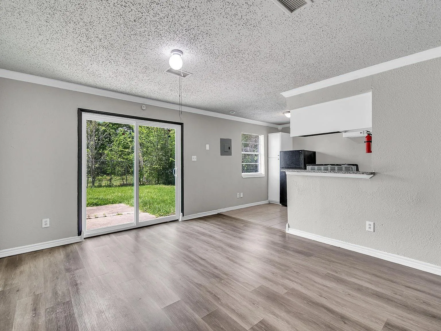 4 bed, 2.0 bath, 1254 sqft, $1,800 — Photo 2