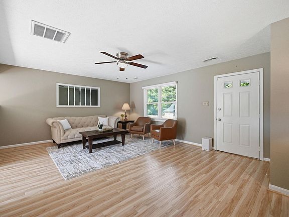 3rd image of 686 Rollason Dr
