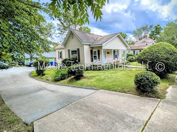 818 3rd Ave W, Hendersonville, NC 28739