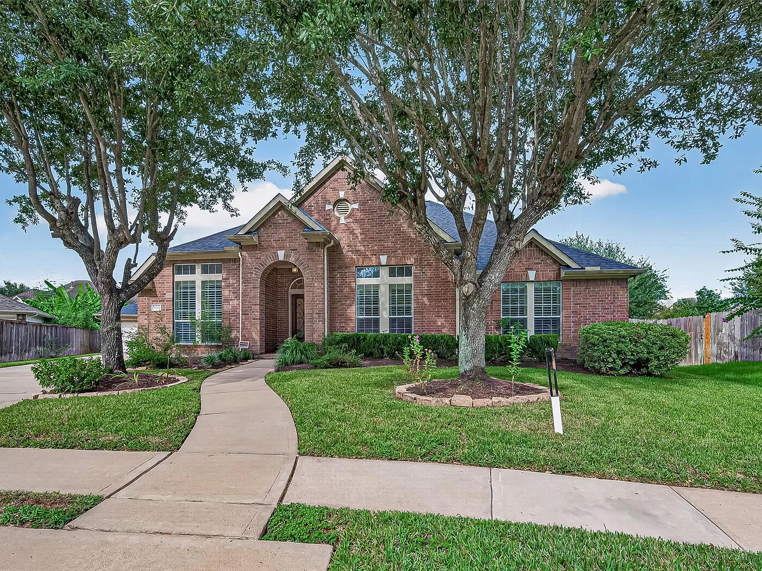 4 bed, 2.5 bath, 2768 sqft, $3,400 — Photo 2