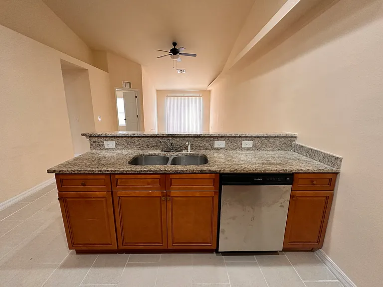 1136 SE 9th Ct — Photo 4