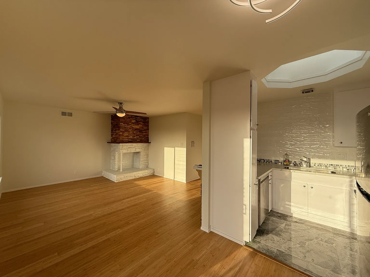 2 bed, 819 sqft, $6,800 — Photo 3