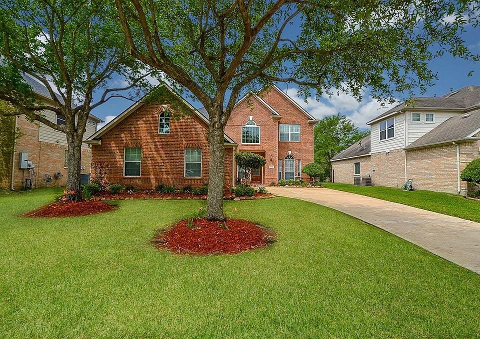 Welcome to your spectacular new home! This house has a stunning front yard with immaculate landscaping, mature trees that reflect elegance and sophistication in its equally stunning interior.